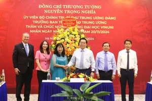 Trưởng ban Tuyên giáo Trung ương chúc mừng thầy trò Trường Đại học VinUni.