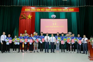 Phó Chủ tịch UBND tỉnh Bắc Ninh và lãnh đạo các sở, ngành chúc mừng các đảng viên mới.