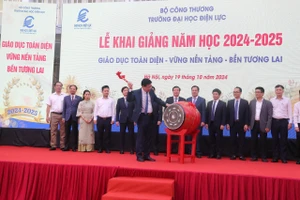 PGS.TS Đinh Văn Châu đánh trống khai giảng năm học mới 2024 -2025.