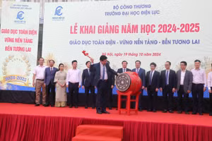 PGS.TS Đinh Văn Châu đánh trống khai giảng năm học mới 2024 -2025.
