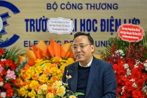 Thứ trưởng Bộ Công Thương chúc mừng Trường Đại học Điện lực (ảnh: Nam Nguyễn).
