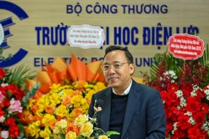 Thứ trưởng Bộ Công Thương chúc mừng Trường Đại học Điện lực (ảnh: Nam Nguyễn).