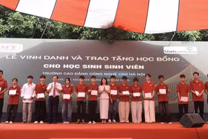 NGƯT.TS Phạm Xuân Khánh trao học bổng cho học sinh, sinh viên.