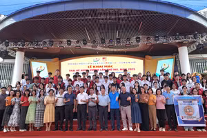 Đoàn giáo viên, học sinh Trường THPT Bắc Giang chụp ảnh lưu niệm tại Trại hè Hùng Vương 2025.