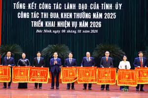 Thừa ủy quyền, ông Phạm Hoàng Sơn, Chủ tịch UBND tỉnh Bắc Ninh trao Cờ thi đua của Chính phủ cho các tập thể.