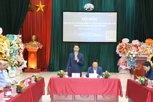 Ban tổ chức Hội nghị trao đổi với các doanh nghiệp, trường THPT.