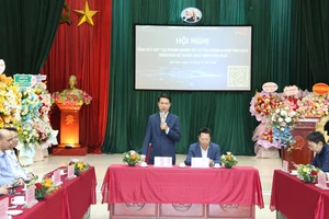 Ban tổ chức Hội nghị trao đổi với các doanh nghiệp, trường THPT.