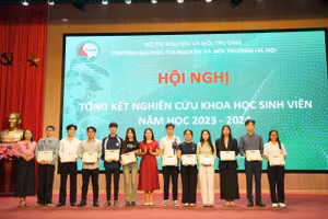 PGS.TS Lê Thị Trinh - Phó Hiệu trưởng Trường Đại học Tài nguyên và Môi trường Hà Nội (đứng giữa) cùng đại biểu trao khen thưởng cho sinh viên.