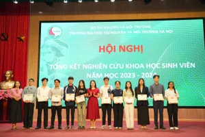 PGS.TS Lê Thị Trinh - Phó Hiệu trưởng Trường Đại học Tài nguyên và Môi trường Hà Nội (đứng giữa) cùng đại biểu trao khen thưởng cho sinh viên.