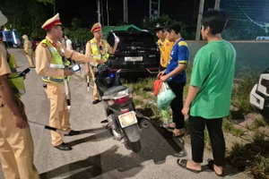 CSGT Bắc Ninh kiểm tra nồng độ cồn lái xe.