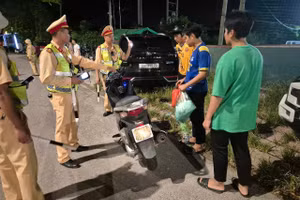 CSGT Bắc Ninh kiểm tra nồng độ cồn lái xe.