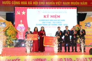 Phó Chủ tịch UBND tỉnh Bắc Ninh - Đào Quang Khải trao Cờ thi đua của UBND tỉnh cho Trường THPT Từ Sơn.