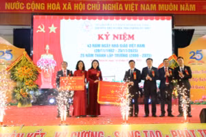 Phó Chủ tịch UBND tỉnh Bắc Ninh - Đào Quang Khải trao Cờ thi đua của UBND tỉnh cho Trường THPT Từ Sơn.