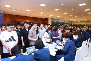 Cổ đông của MB có mặt từ sớm tại Trung tâm Hội nghị Quốc gia để tham dự Đại hội đồng cổ đông.