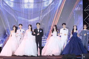 Học sinh Trường THCS Giảng Võ tham gia lễ hội.