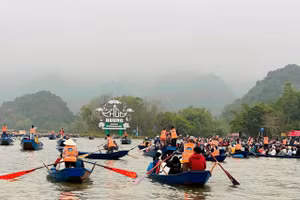 Du khách về chùa Hương dịp Tết Ất Tỵ 2025.