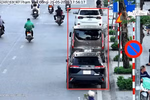 Trước số nhà 49 Phạm Văn Đồng, phường Phú Diễn, tài xế đỗ xe ô tô tại nơi có biển “Cấm đỗ xe”.