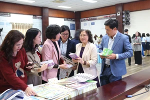 Đại biểu tham quan các mô hình dạy và học tiếng Anh tại diễn đàn.