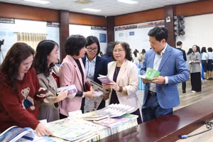 Đại biểu tham quan các mô hình dạy và học tiếng Anh tại diễn đàn.