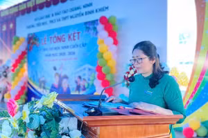 Đồng chí Nguyễn Thị Khuyên – Hiệu trưởng nhà trường phát biểu tại buổi lễ.