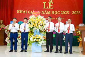 Đại diện UBND tỉnh Bắc Ninh chúc mừng thầy trò nhà trường.