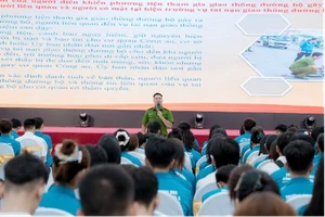 Báo cáo viên Công an phường Xuân Phương chia sẻ những kiến thức bổ ích