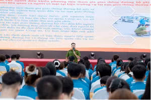 Báo cáo viên Công an phường Xuân Phương chia sẻ những kiến thức bổ ích