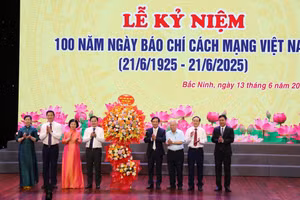 Lãnh đạo tỉnh Bắc Ninh tặng hoa chúc mừng các thế hệ nhà báo.