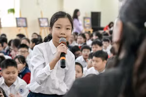 Học sinh đặt câu hỏi về kiến thức pháp luật.