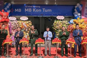 Các đại biểu cắt băng khai trương MB Kon Tum.