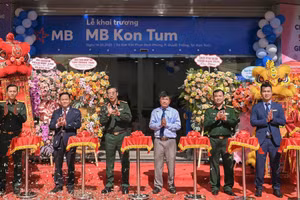 Các đại biểu cắt băng khai trương MB Kon Tum.