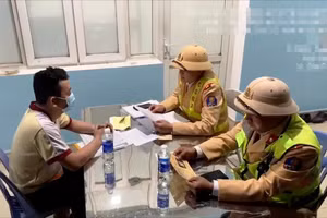 Công an làm việc với lái xe vi phạm.