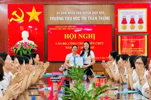 Cô giáo Vũ Thị Ngọc Bích, Bí thư chi bộ- Hiệu trưởng nhà trường Tiểu học Thị trấn Thắng (bên phải).