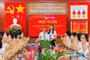 Cô giáo Vũ Thị Ngọc Bích, Bí thư chi bộ- Hiệu trưởng nhà trường Tiểu học Thị trấn Thắng (bên phải).