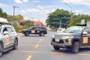 Ô tô chắn ngang Quốc lộ 20 để “mở đường” cho đoàn xe doanh nhân đi qua ở tỉnh Lâm Đồng. Ảnh: MXH