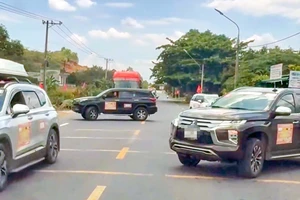 Ô tô chắn ngang Quốc lộ 20 để “mở đường” cho đoàn xe doanh nhân đi qua ở tỉnh Lâm Đồng. Ảnh: MXH