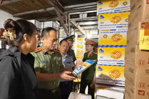 Lãnh đạo Công an Hà Nội cùng đoàn kiểm tra hàng hóa tại cơ sở kinh doanh ở La Phù.