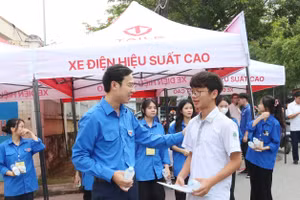 Phó Bí thư Tỉnh đoàn Bắc Ninh Hà Thái Sơn động viên, cổ vũ cho các thí sinh bình tĩnh, tự tin vượt qua kỳ thi.