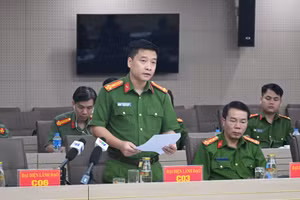 Thượng tá Vũ Thanh Tùng phát biểu tại họp báo.