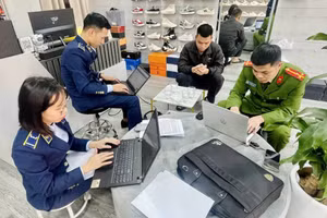 Lực lượng chức năng kiểm tra cơ sở kinh doanh (Ảnh minh họa).