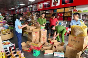 Lực lượng chức năng kiểm tra một cơ sở kinh doanh trong dịp Tết Trung thu. Ảnh: CA Bắc Ninh