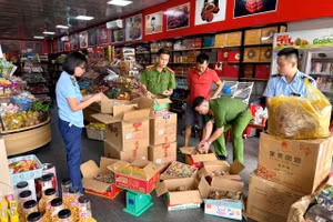Lực lượng chức năng kiểm tra một cơ sở kinh doanh trong dịp Tết Trung thu. Ảnh: CA Bắc Ninh