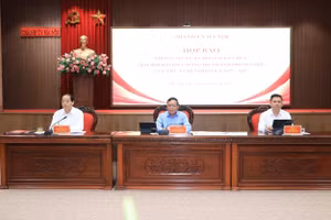 Lãnh đạo TP Hà Nội chủ trì họp báo.