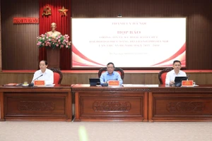 Lãnh đạo TP Hà Nội chủ trì họp báo.