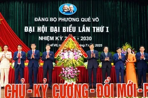 Ông Nguyễn Duy Ngọc tặng hoa chúc mừng Đại hội. 