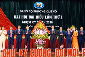 Ông Nguyễn Duy Ngọc tặng hoa chúc mừng Đại hội. 