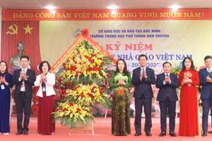 Lãnh đạo tỉnh Bắc Ninh tặng hoa chúc mừng Trường THPT Hàn Thuyên.