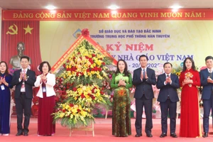 Lãnh đạo tỉnh Bắc Ninh tặng hoa chúc mừng Trường THPT Hàn Thuyên.