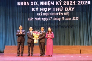 Thường trực Tỉnh ủy Bắc Ninh tặng hoa chúc mừng ông Phạm Hoàng Sơn.