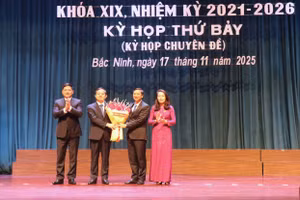 Thường trực Tỉnh ủy Bắc Ninh tặng hoa chúc mừng ông Phạm Hoàng Sơn.